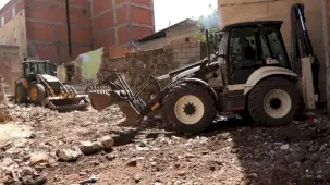 Diyarbakır Muradiye'de metruk binalar yıkılıyor
