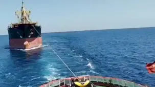 İstanbul Boğazı girişinde arızalanan kuru yük gemisi güvenli bölgeye çekildi