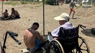 İzmir Narlıdere'de özel gereksinimli bireyler denizle buluştu