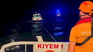 Kilitbahir açıklarında sürüklenen tekne kurtarıldı
