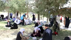 Yaşlı bireyler Van Gölü kıyısında huzur buldu