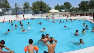 Yüzme havuzları çocukların yüzünü güldürüyor