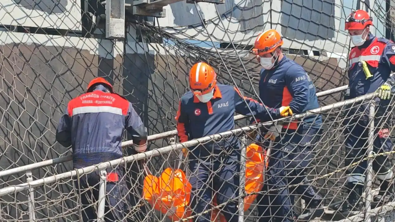 Trabzon’da İHA saldırısı kurbanı denizci gemiden çıkarıldı