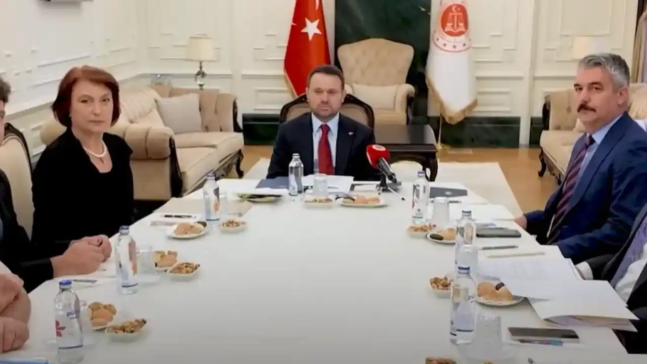 Bakan Gürlek Mumcu ailesiyle görüştü