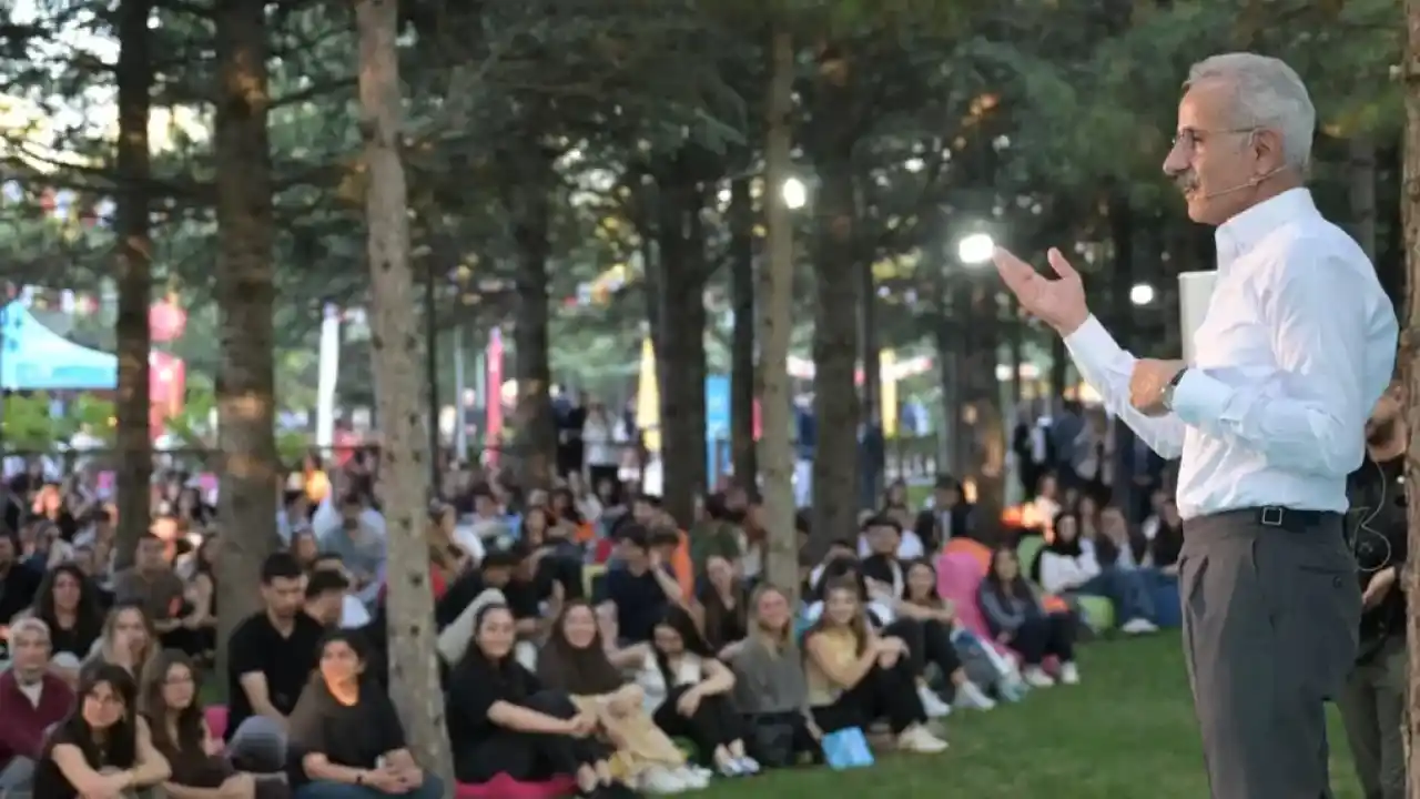 Bakan Uraloğlu kariyer buluşmasında gençlerle buluştu