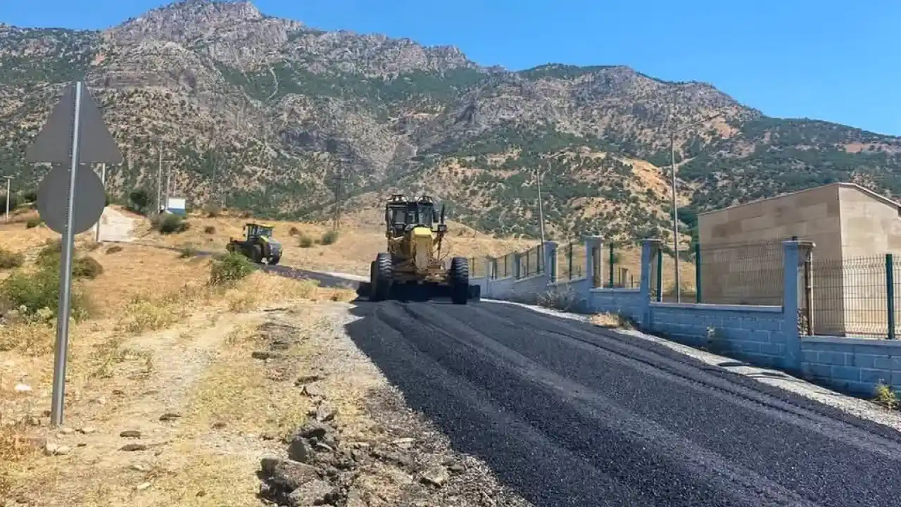 Batman Sason'un köy yollarında yama çalışmaları sürüyor