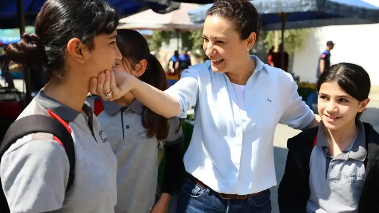 Efes Selçuk'tan öğrenciye destek, yerel esnafa nefes