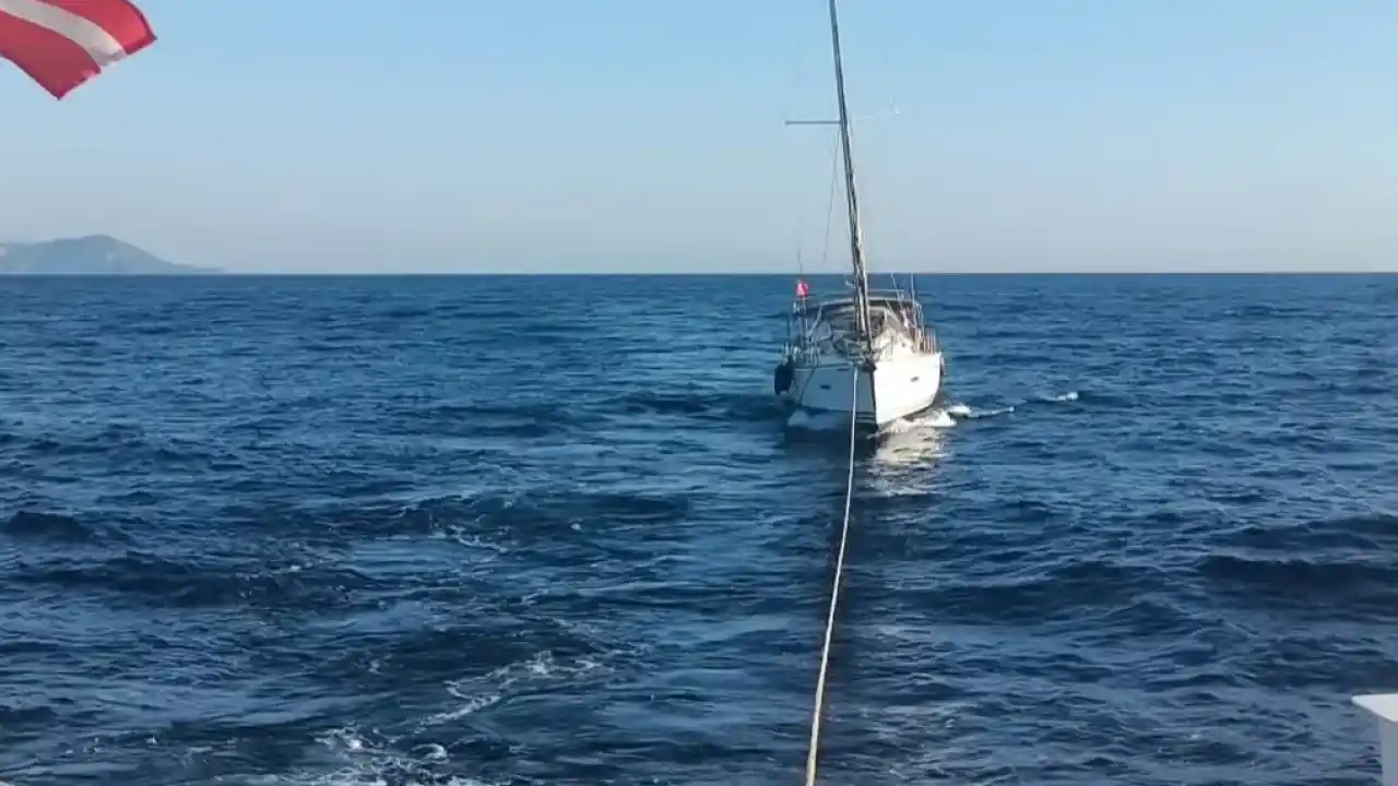 Fethiye açıklarında sürüklenen teknedeki 5 kişi kurtarıldı