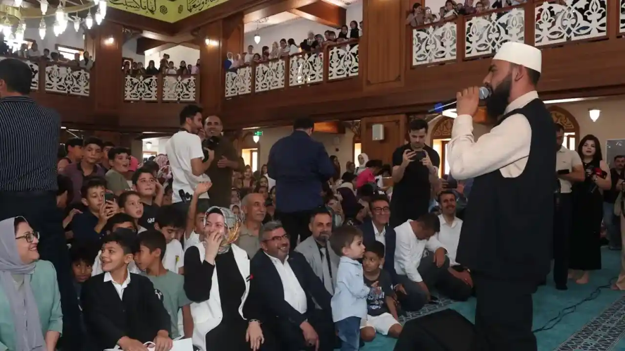 Gaziantep'te Celal Karatüre ilahileri çocuklarla söyledi