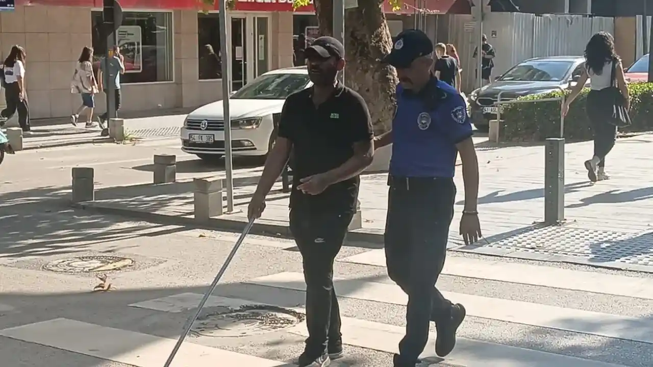 Görme engelli vatandaşa Kocaeli Zabıtası'ndan destek eli
