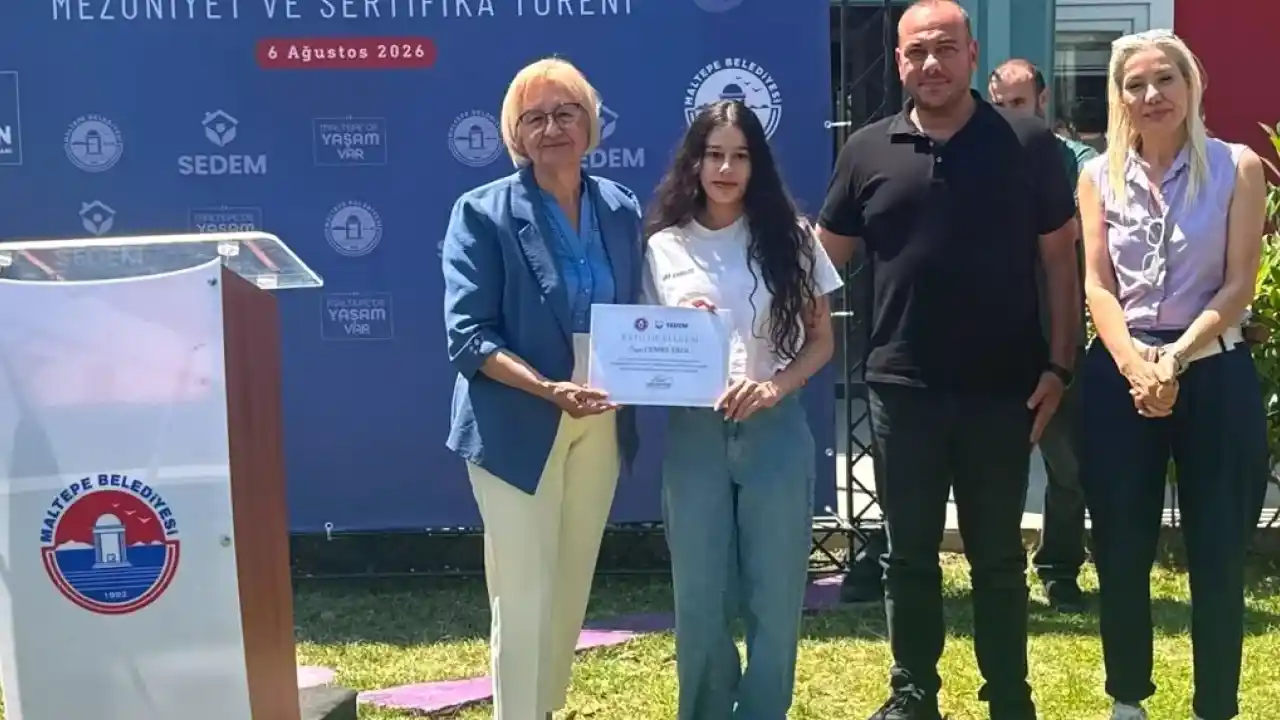 İstanbul Maltepe'de ''İçimdeki Sahne Atölyesi'' katılımcıları belgelerini aldı