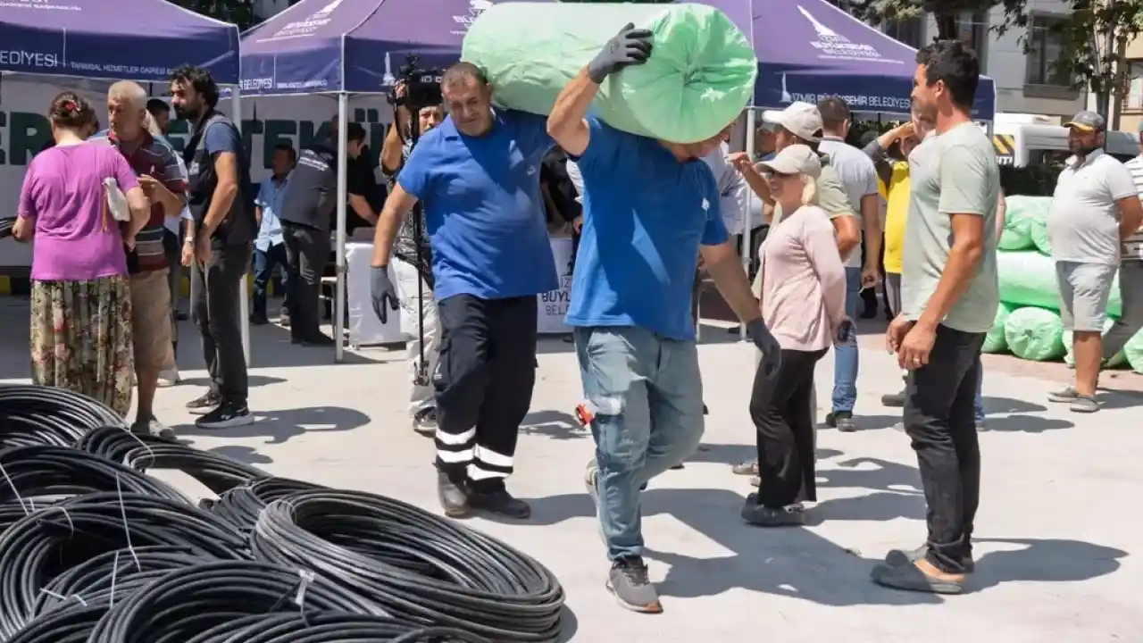 İzmir Büyükşehir’den domates ve çilek üreticisine iklim zırhı