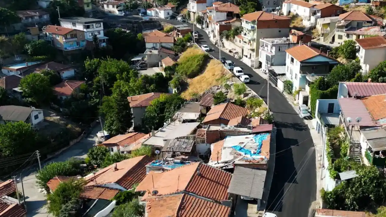 İzmir Narlıdere’de asfalt seferberliği sürüyor
