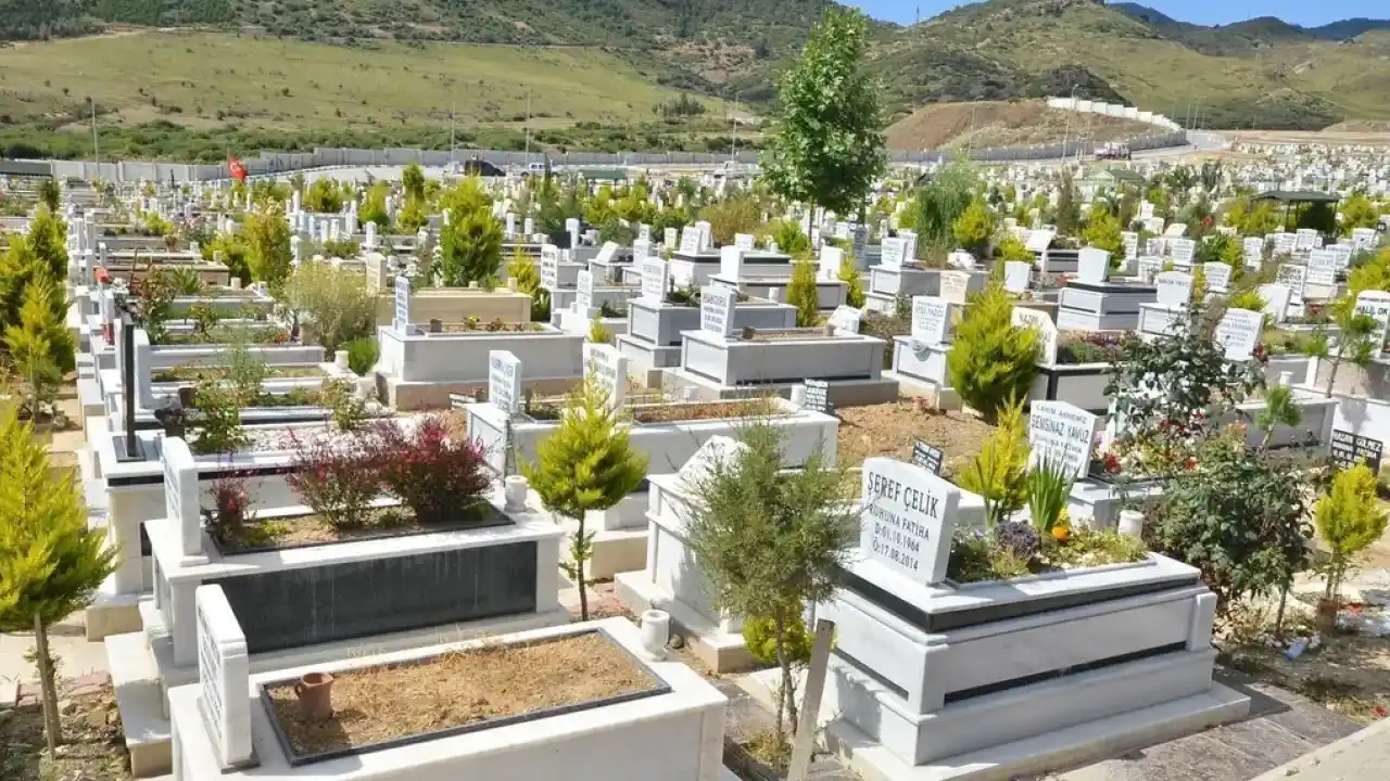 İzmir’de mezarlıklarda yeni dönem... Mezar yapımına standart geliyor