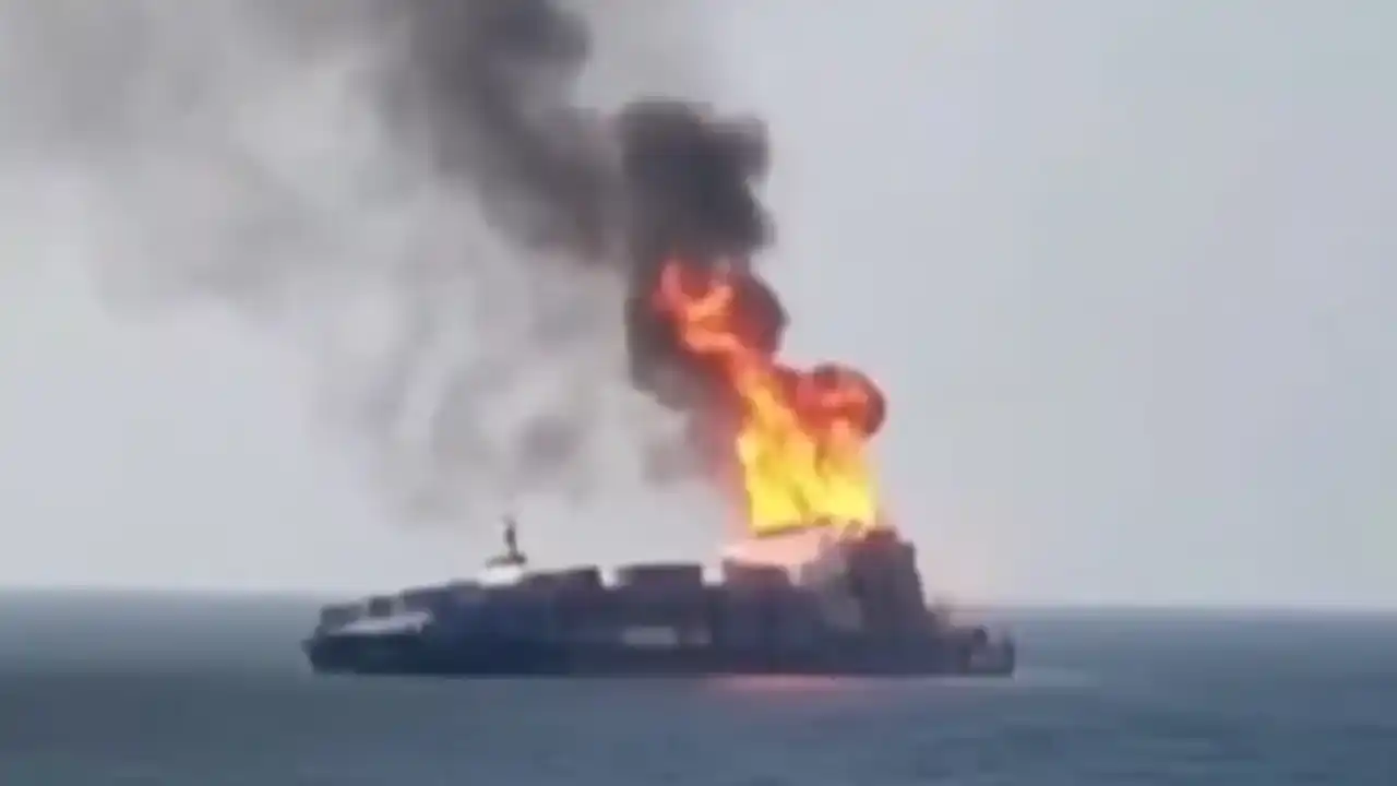 Karadeniz’de su ısındı! Konteyner gemisi vuruldu
