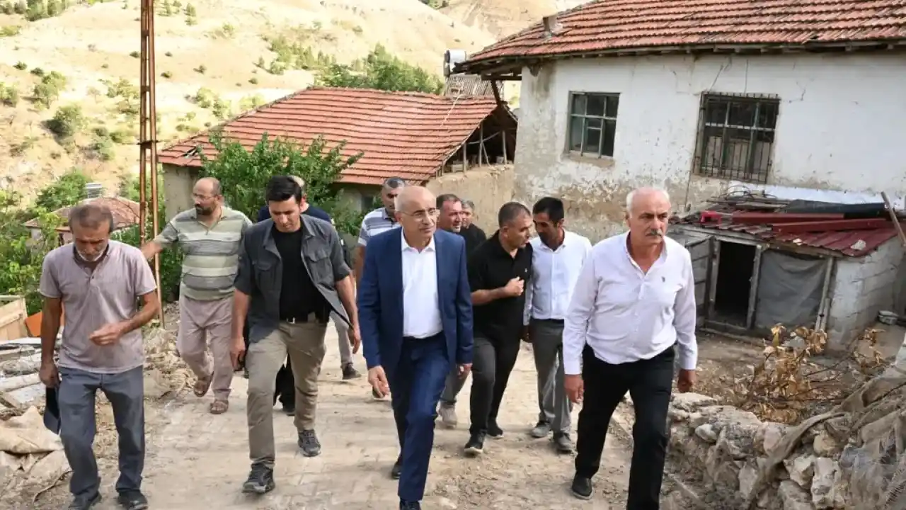 Malatya Hekimhan'da selin yaraları sarılıyor