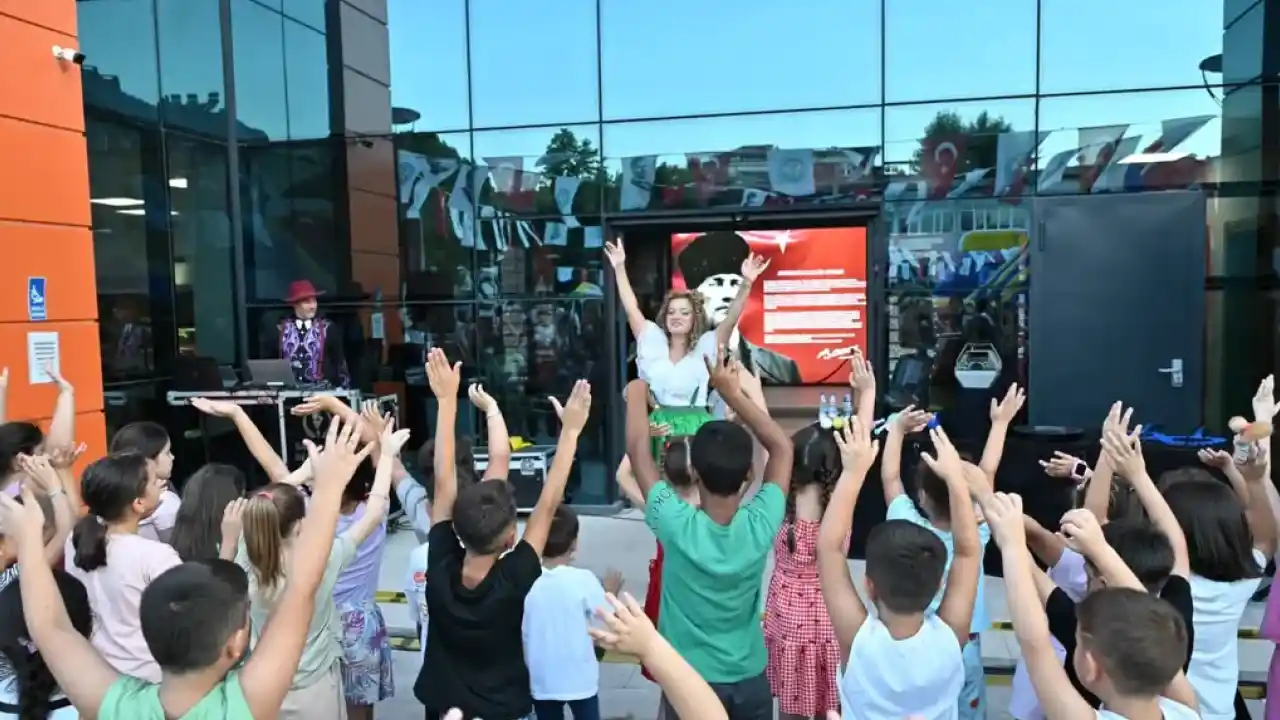 Manisa Büyükşehir Saruhanlı'da çocukların yüzlerini gülümsetti