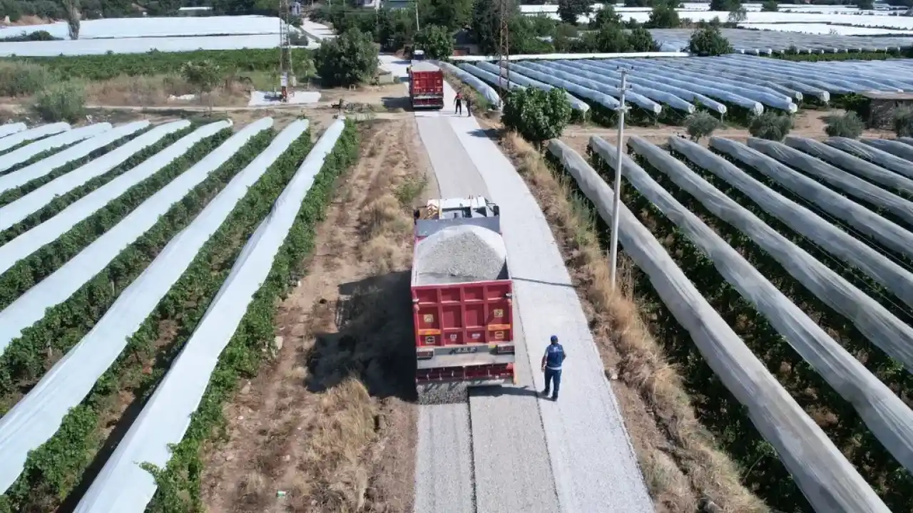 Manisa Sarıgöl’de hasat öncesi yollar yenileniyor