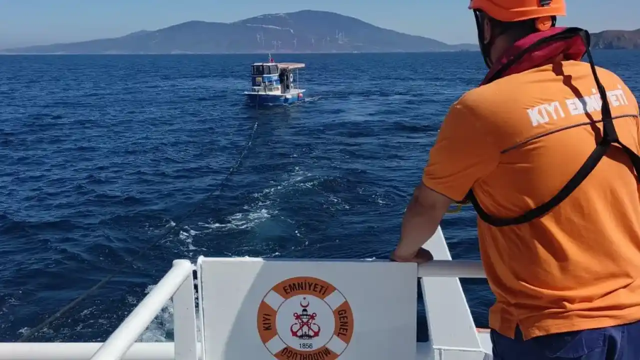 Marmara Adası açıklarında arızalanan tekne kurtarıldı