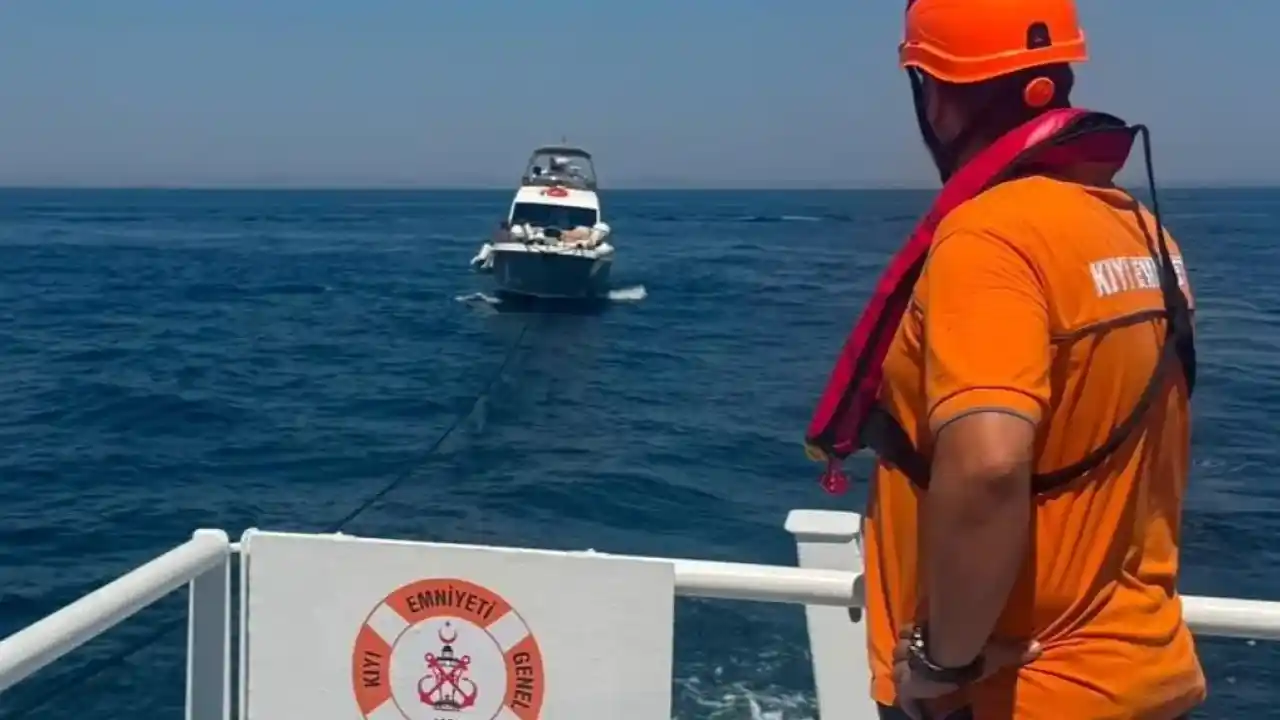 Marmara Adası açıklarında arızalanan tekne kurtarıldı