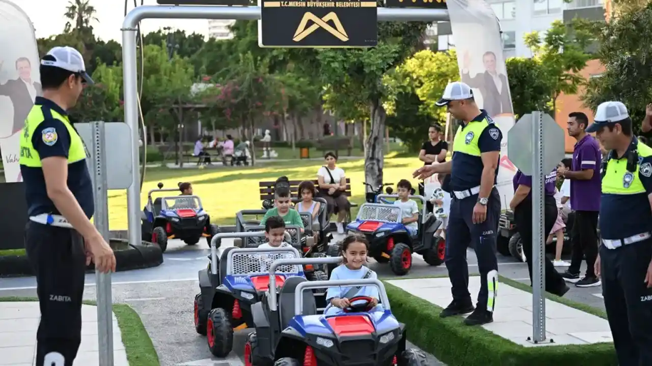 Mersin’de çocuklar trafik kurallarını öğreniyor