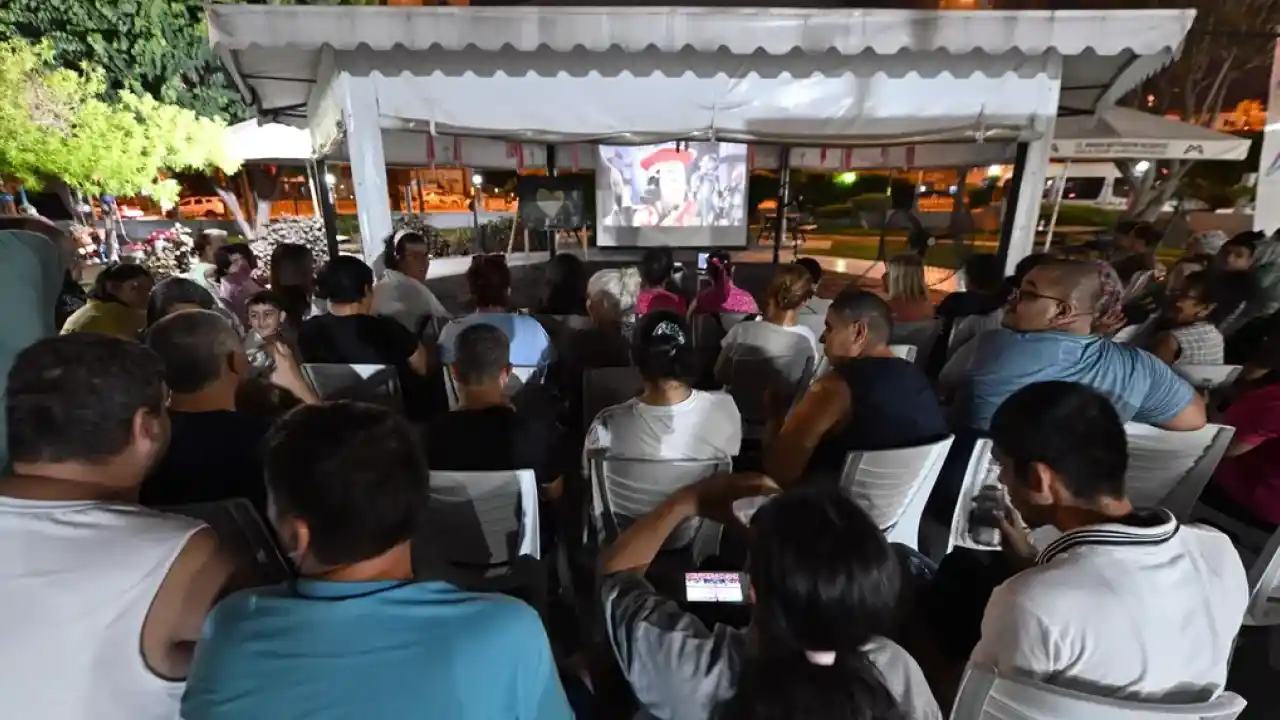 Mersin’de Engelsiz Yaşam Parkı’nda açık hava sinema keyfi