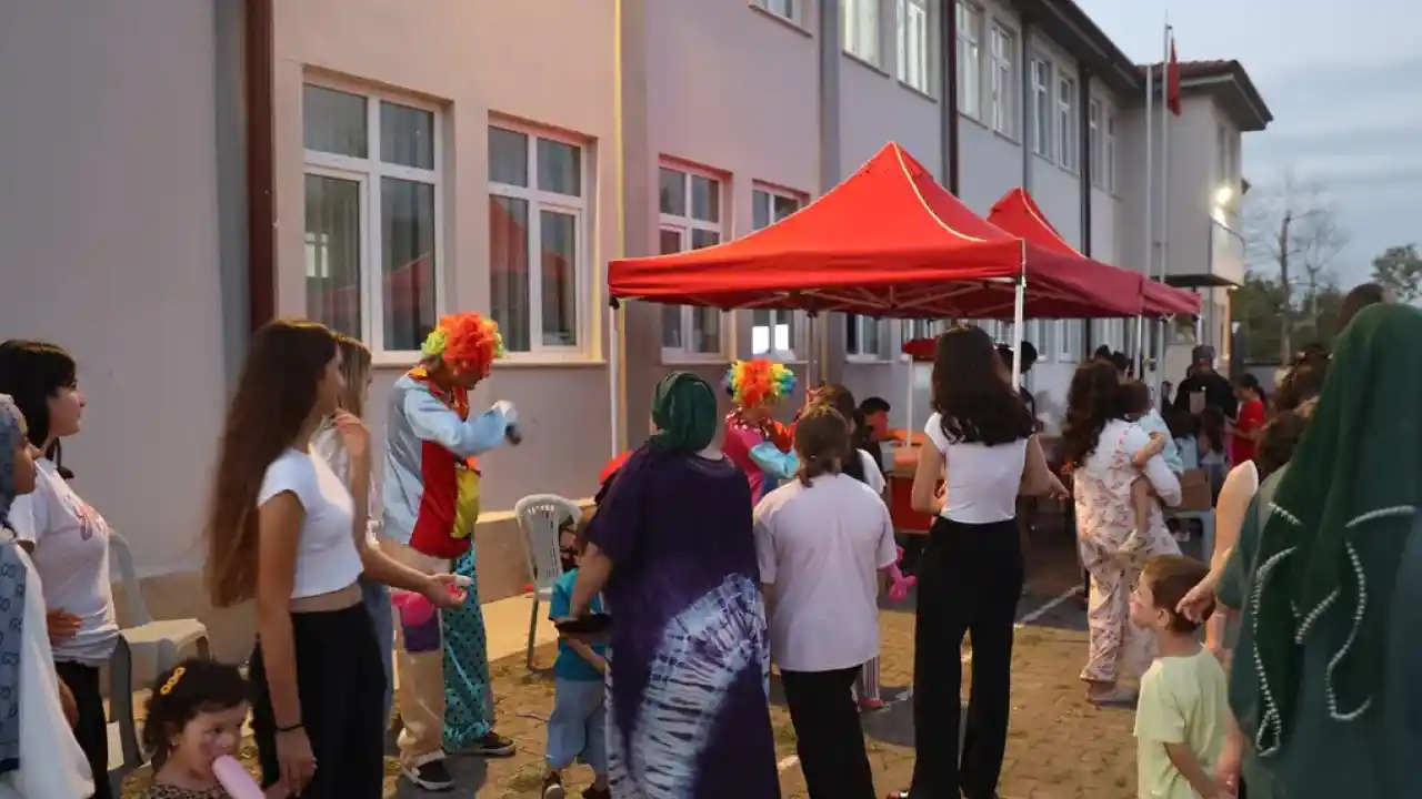 Mutluluk Tırı Sapanca’da çocukların yüzünü güldürdü