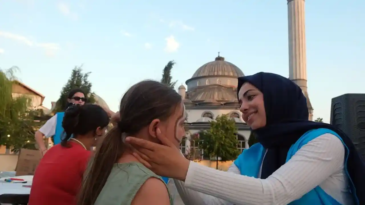 Sakarya'nın mahallelerinde Yeniköylü çocuklar neşelendirildi