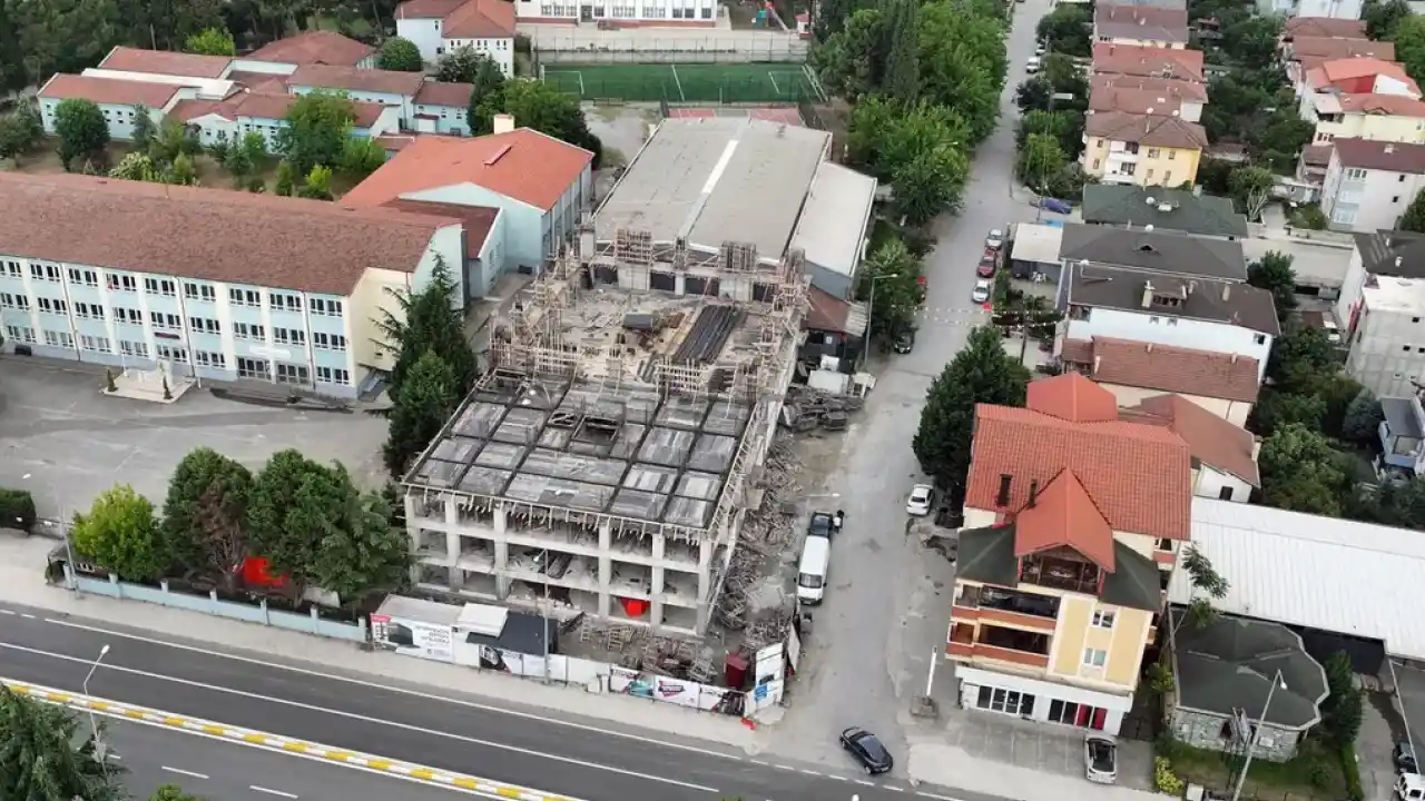Sapanca Meydanı ve spor salonu projeleri hızla ilerliyor