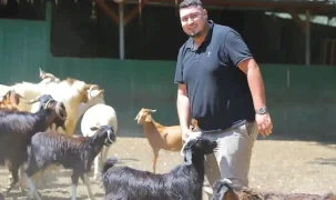 Adak kesimine gitti hayatı değişti! İki oğlakla başladı, 500 hayvana ulaştı