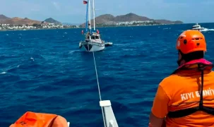 Bodrum açıklarında arızalanan teknedeki 10 kişi kurtarıldı