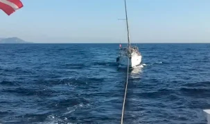 Fethiye açıklarında sürüklenen teknedeki 5 kişi kurtarıldı