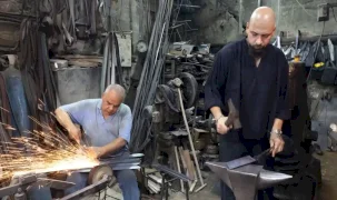 İzmir Kemeraltı’nın son ustaları direniyor... Çekiç sesleriyle yaşayan miras