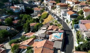 İzmir Narlıdere’de asfalt seferberliği sürüyor