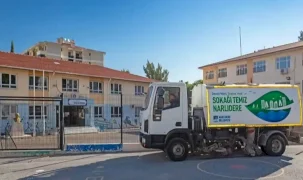 İzmir Narlıdere'de okul bahçelerine temizlik