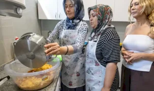 İzmir’de Dayanışma Mutfağı anneleri bir araya getiriyor