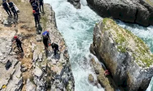Kocaeli'de kayalıklarda mahsur kaldı, imdadına Büyükşehir İtfaiyesi yetişti