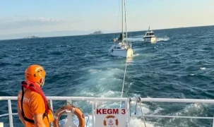 Moda açıklarında sürüklenen tekne kurtarıldı