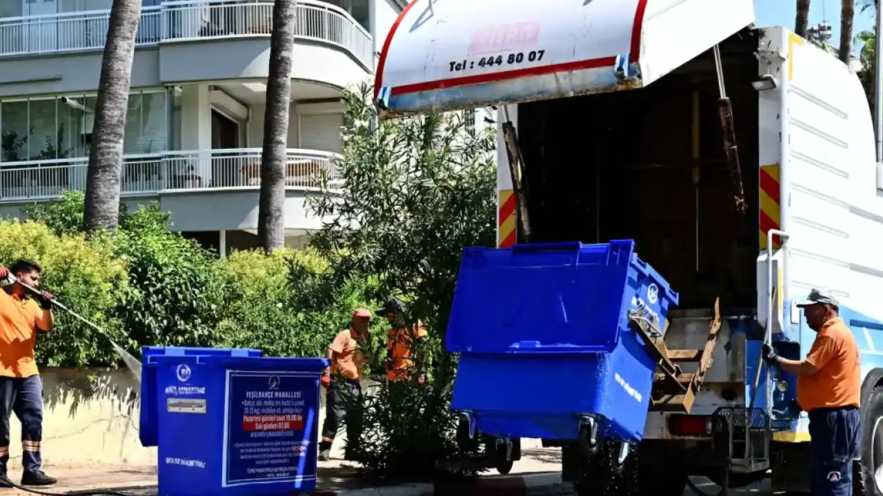 Antalya Muratpaşa'da konteynerler temizleniyor