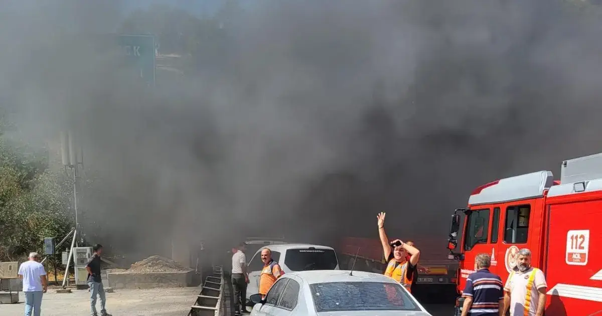 Bayraklı Tünelleri'ndeki tır yangını kısa sürede söndürüldü