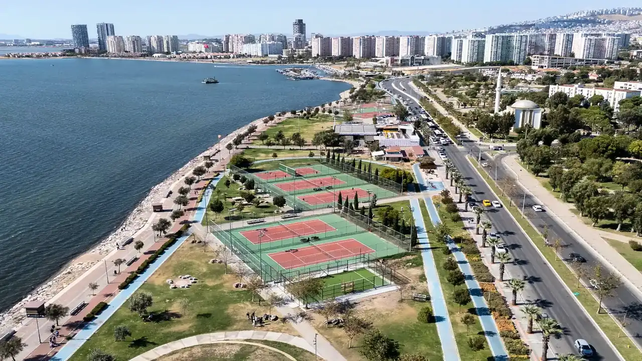 Bostanlı'daki yeni padel kortları ekimde açılıyor