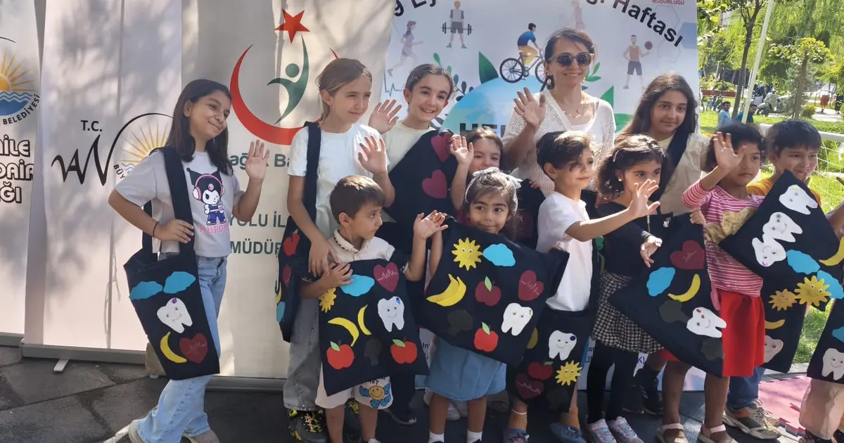 Çocuklar kendi çantalarını tasarladı