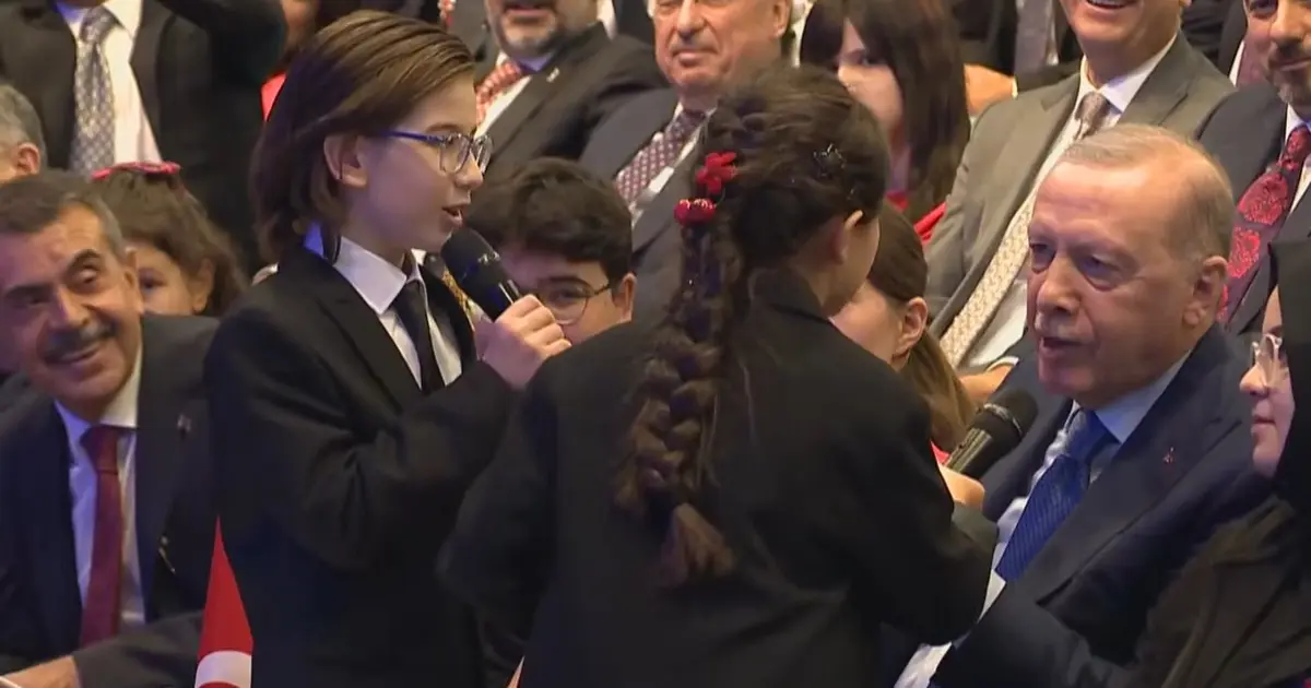 Cumhurbaşkanı Erdoğan’dan çocuklara türkü sürprizi... “Çayelinden Öteye”ye eşlik etti