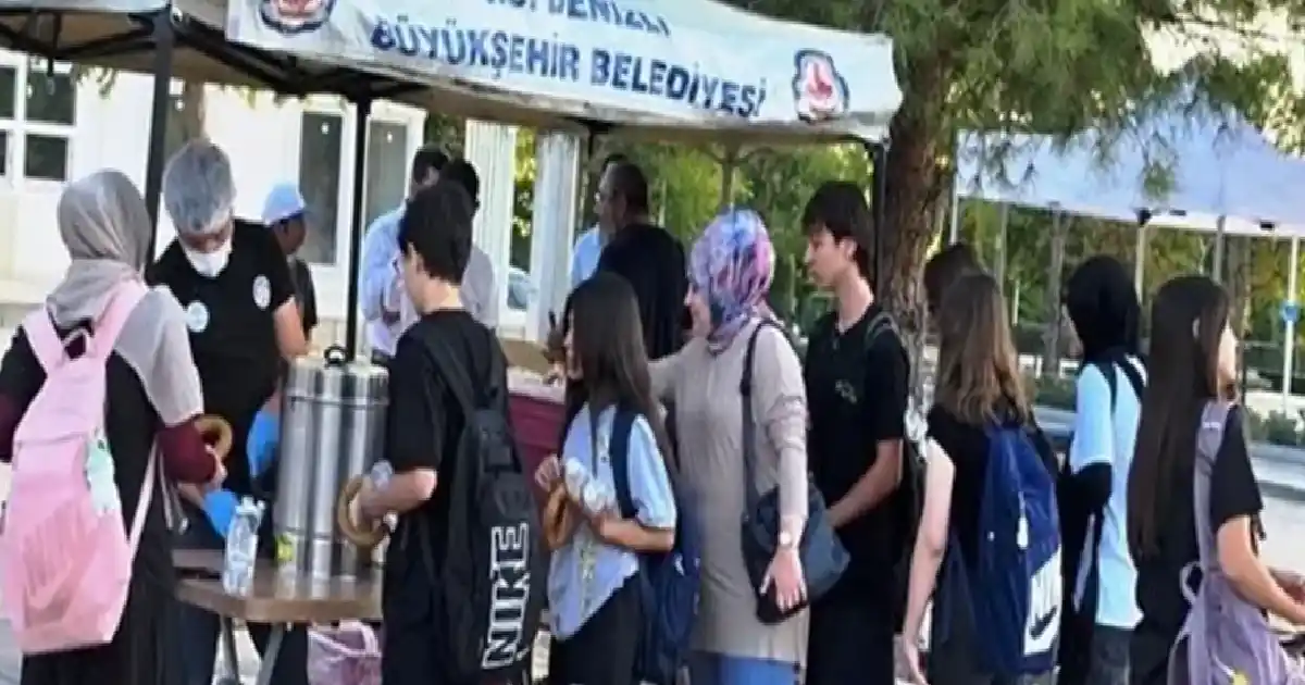 Denizli'de okul yolunda öğrencilere sıcak sürpriz
