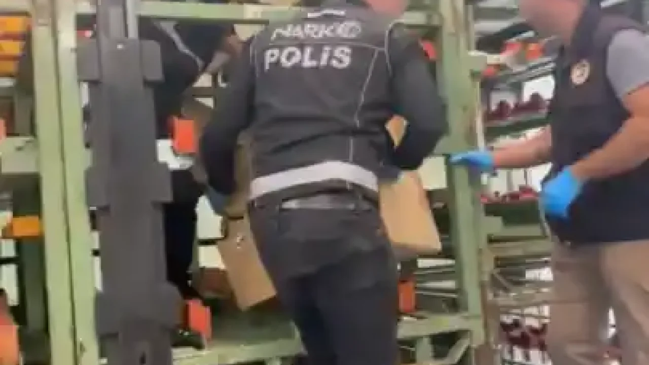 Hamzabeyli'de Gizli Tırda 121 Kilo Skunk Yakaladı