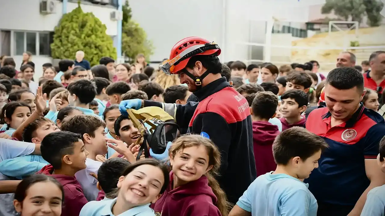 İzmir'de öğrencilere gerçeği aratmayan yangın tatbikatı
