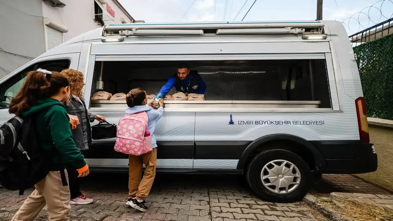 İzmir'de öğrencilere günlük beslenme desteği sürüyor