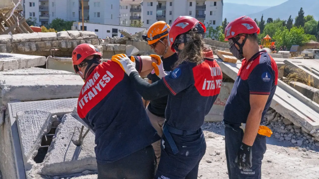 İzmir İtfaiyesi, AFAD akreditasyonu için ağır arama kurtarma eğitimini tamamladı