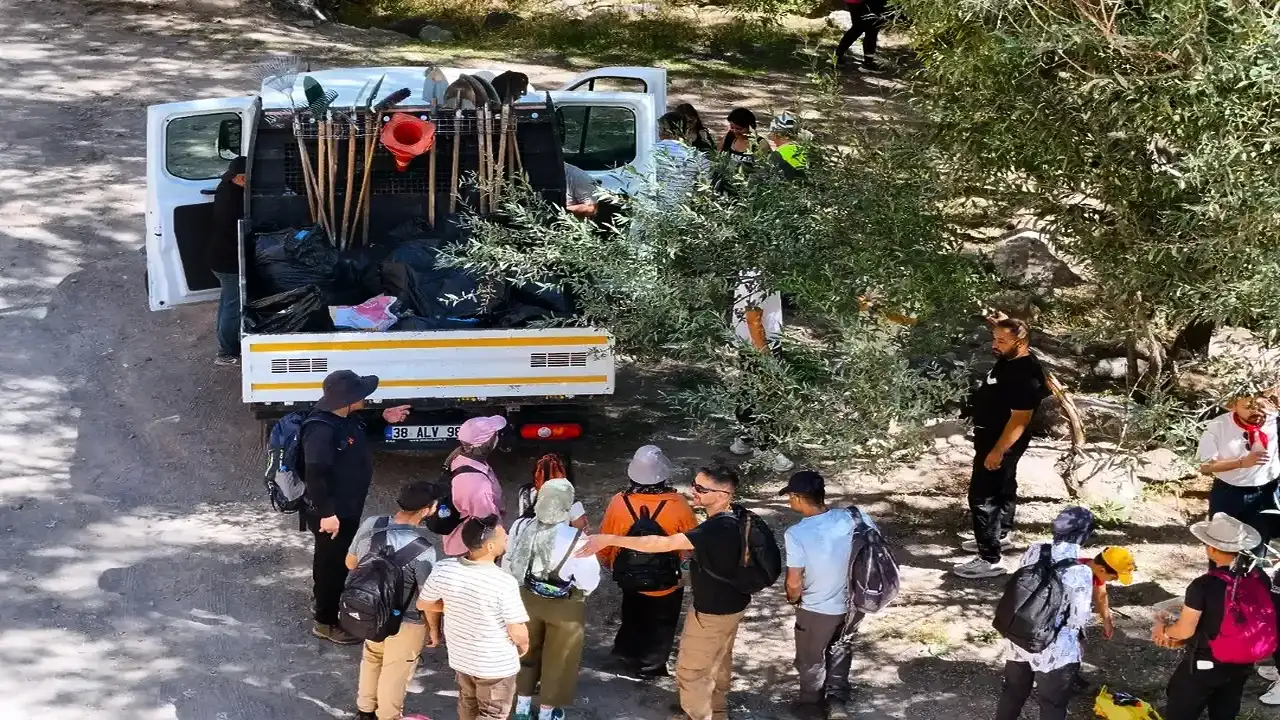 Kayseri Büyükşehir Belediyesi Kırlangıç Vadisi'nde temizlik başlattı