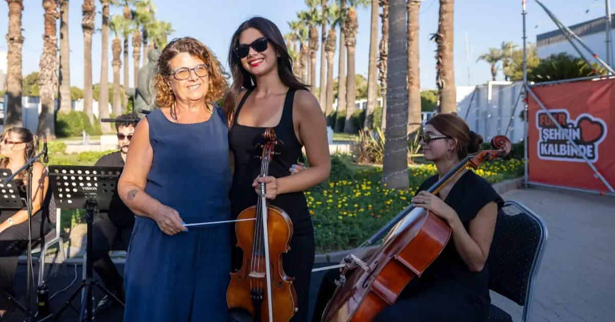 Kızı keman çaldı, anne yönetti